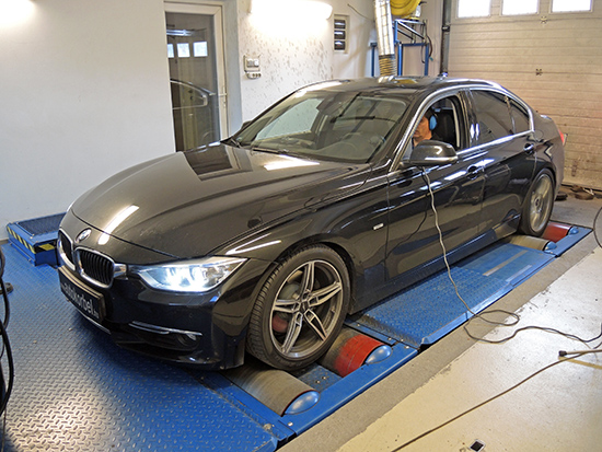 BMW F30 330d 258LE chiptuning teljesítménymérés